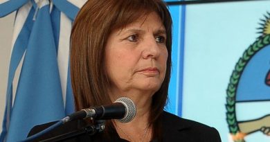 Bullrich sobre protestas frente a Consulado de Chile: “Eligen violencia como camino y es peligroso”. Bullrich sobre protestas frente a Consulado de Chile: “Eligen violencia como camino y es peligroso”.
