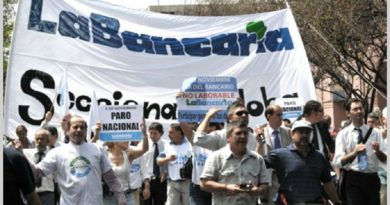 La “Bancaria” logró un aumento de hasta $ 10.500 a cuenta de paritarias. La “Bancaria” logró un aumento de hasta $ 10.500 a cuenta de paritarias.