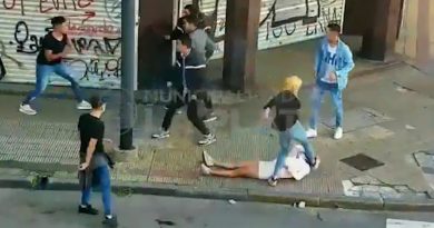 Brutal pelea en La Plata: Una joven terminó inconsciente tras recibir patadas en la cabeza Brutal pelea en La Plata: Una joven terminó inconsciente tras recibir patadas en la cabeza