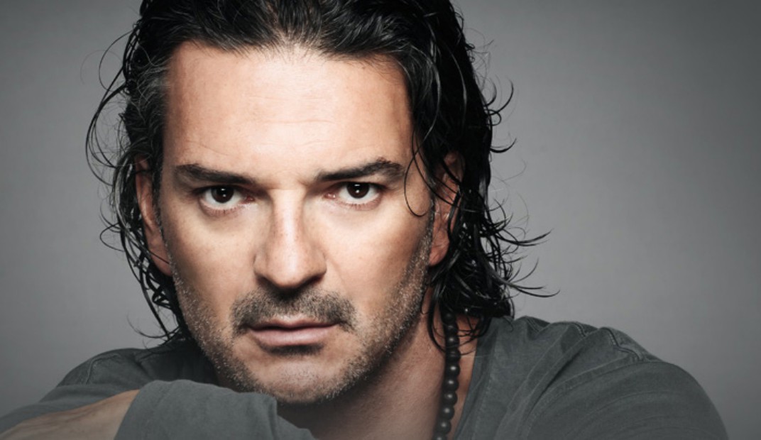 Arjona vuelve al ruedo con “Blanco” y da a conocer las canciones en su
