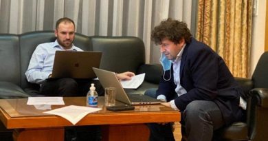 Guzmán: “Nunca más al sobreendeudamiento, lo que hizo el gobierno anterior no se puede repetir”. Guzmán: “Nunca más al sobreendeudamiento, lo que hizo el gobierno anterior no se puede repetir”.