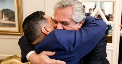 Alberto Fernández: “Qué distinto sería el país si todos pensáramos como Maradona” Alberto Fernández: “Qué distinto sería el país si todos pensáramos como Maradona”