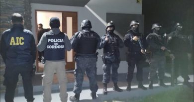 Tres detenidas en Roldán que eran buscadas en todo el país por “cuentos del tío” Tres detenidas en Roldán que eran buscadas en todo el país por “cuentos del tío”